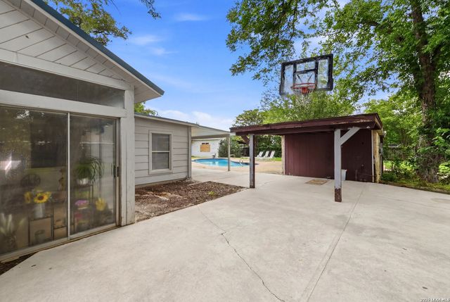 2401 Avenue J, Hondo, TX 78861