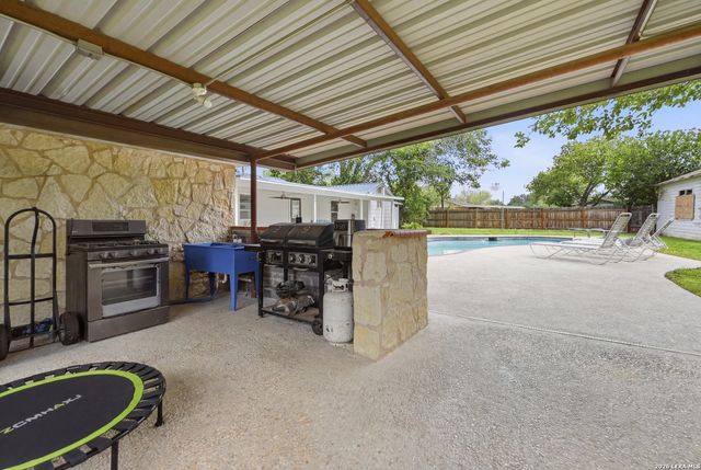 2401 Avenue J, Hondo, TX 78861