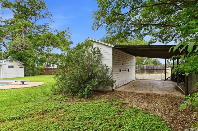 2401 Avenue J, Hondo, TX 78861