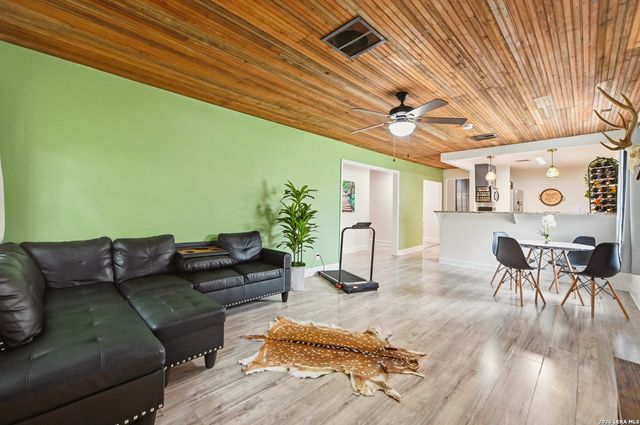 2401 Avenue J, Hondo, TX 78861