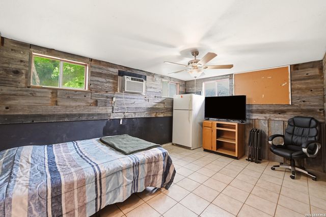 2401 Avenue J, Hondo, TX 78861