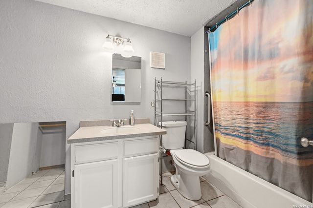 2401 Avenue J, Hondo, TX 78861