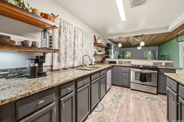 2401 Avenue J, Hondo, TX 78861