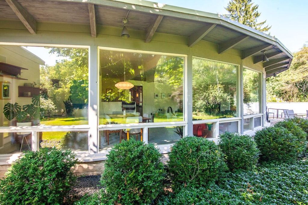 11400 N Mulberry DRIVE, Mequon, WI 53092