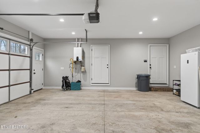 611 Dripping Springs Rd, Monterey, TN 38574