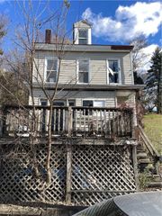 1818 Overbeck St, Spring Hill, PA 15212