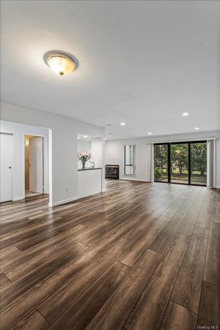 48 Wimbledon Drive, Roslyn, NY 11576