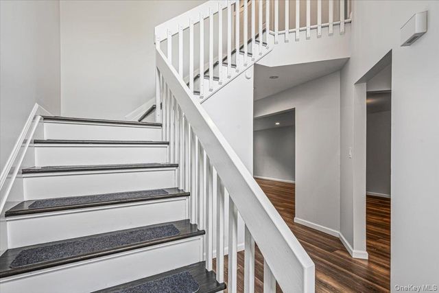 48 Wimbledon Drive, Roslyn, NY 11576