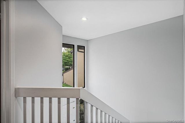 48 Wimbledon Drive, Roslyn, NY 11576