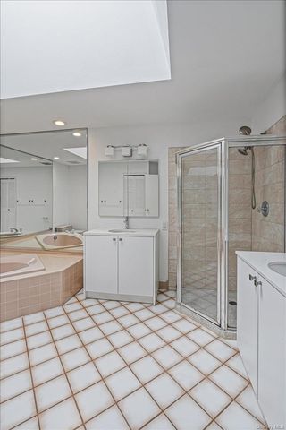 48 Wimbledon Drive, Roslyn, NY 11576