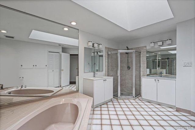48 Wimbledon Drive, Roslyn, NY 11576