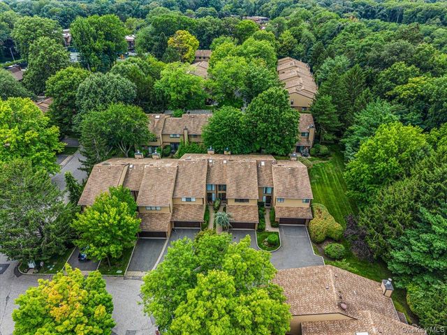 48 Wimbledon Drive, Roslyn, NY 11576