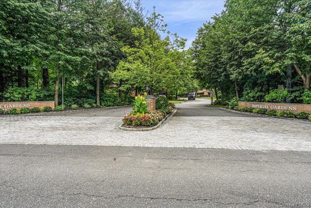 48 Wimbledon Drive, Roslyn, NY 11576