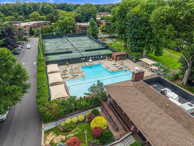 48 Wimbledon Drive, Roslyn, NY 11576