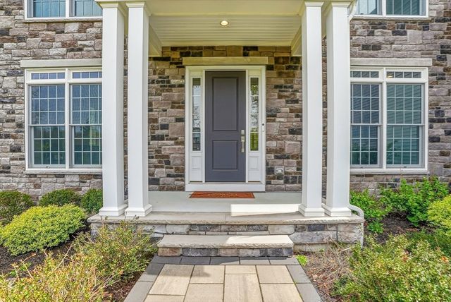 60 Chamberlain Street, Hopkinton, MA 01748