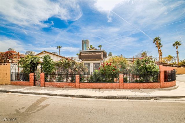 3944 Calle Mirador, Las Vegas, NV 89103