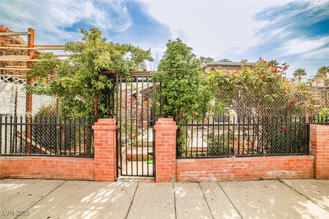 3944 Calle Mirador, Las Vegas, NV 89103