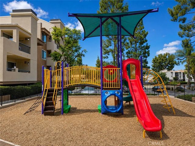 21500 Burbank, Woodland Hills, CA 91367