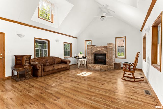 3074 COLE HOLLOW Road, Pekin, IL 61554