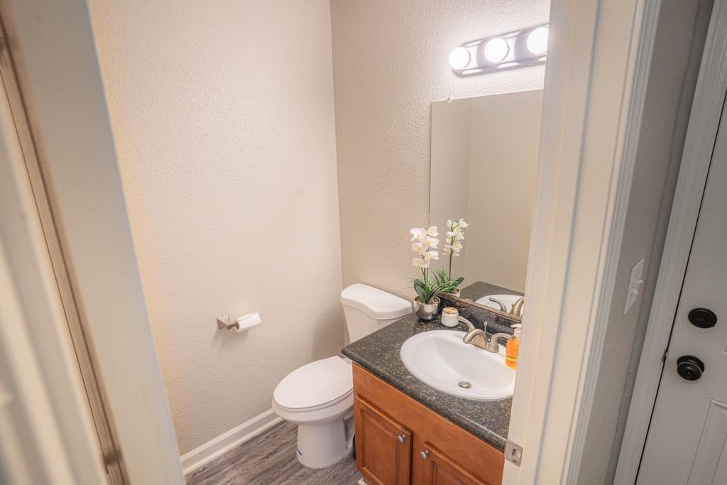 Image 9 of property listing at 7166 N Fruit Avenue # 178, Fresno, CA 93711