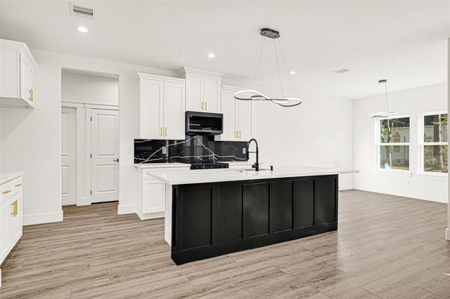 105 Bledsoe St, Prairie View, TX 77445