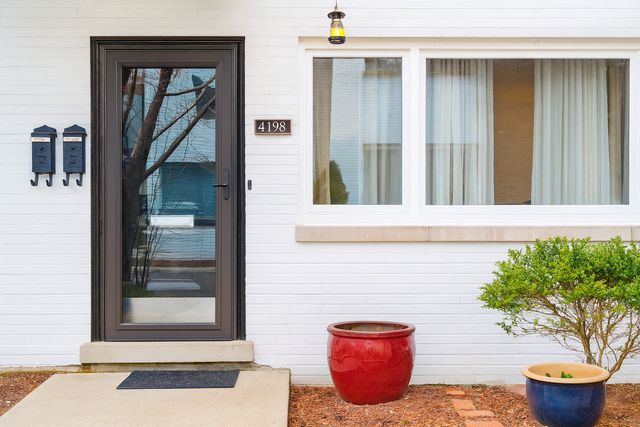 419 W Briar Place B, Chicago, IL 60657