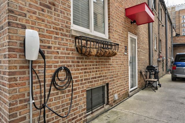 419 W Briar Place B, Chicago, IL 60657