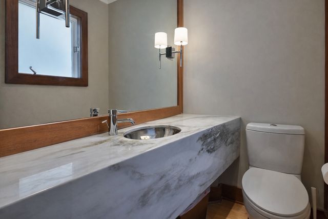 419 W Briar Place B, Chicago, IL 60657