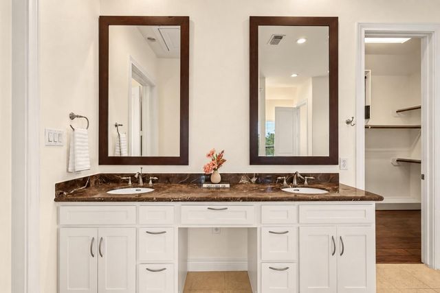 1102 Sherwood Run, Houston, TX 77043