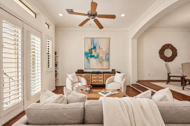 1102 Sherwood Run, Houston, TX 77043