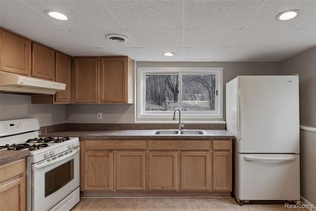 8732 Elizabeth Lake Road, White Lake, MI 48386