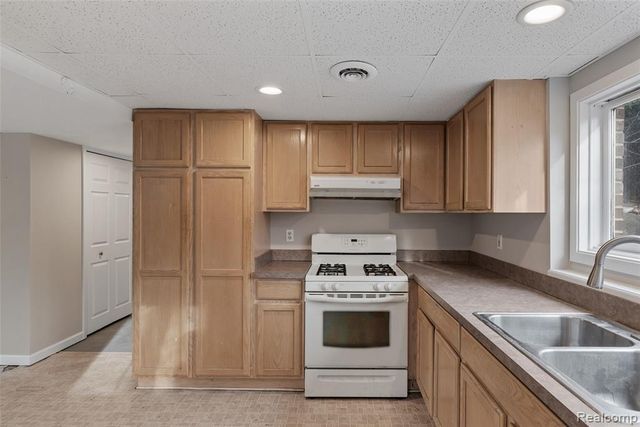 8732 Elizabeth Lake Road, White Lake, MI 48386