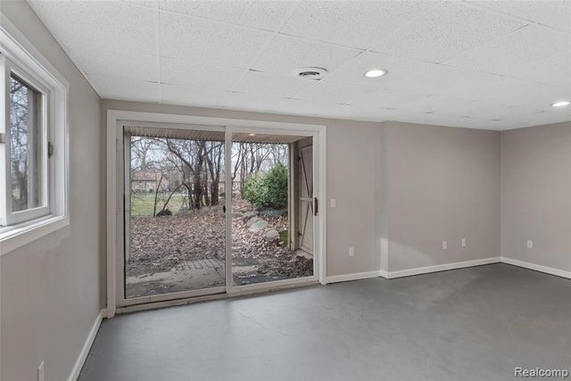 8732 Elizabeth Lake Road, White Lake, MI 48386