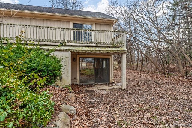 8732 Elizabeth Lake Road, White Lake, MI 48386