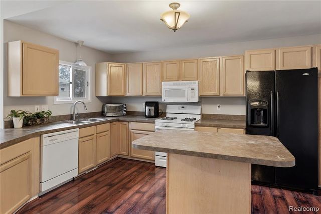 8732 Elizabeth Lake Road, White Lake, MI 48386