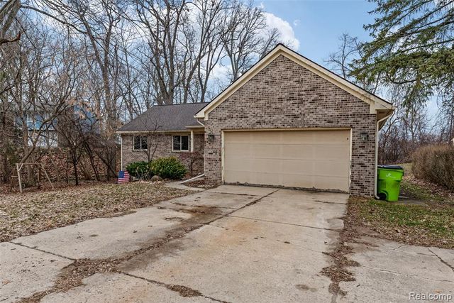 8732 Elizabeth Lake Road, White Lake, MI 48386