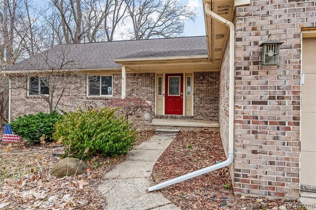 8732 Elizabeth Lake Road, White Lake, MI 48386