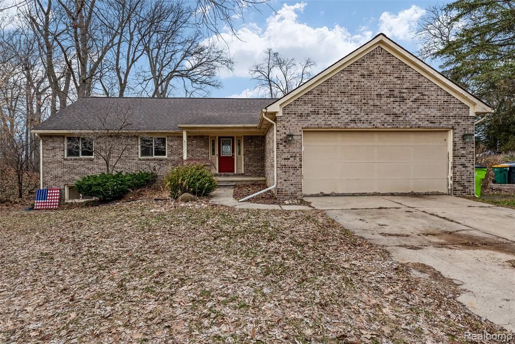 8732 Elizabeth Lake Road, White Lake, MI 48386