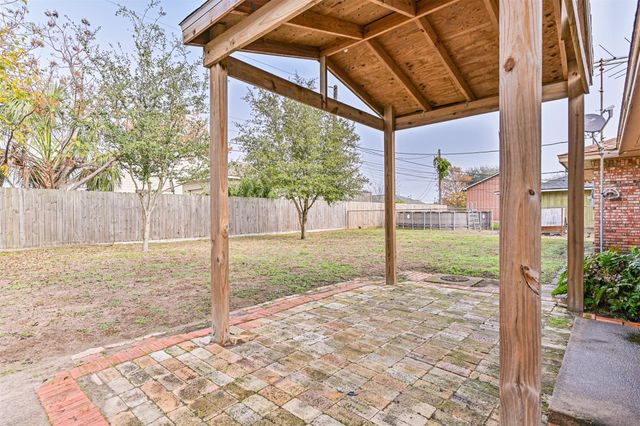 7010 Yucca Drive, Galveston, TX 77551