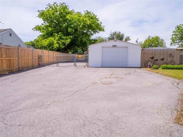 1910 SW B Ave, Lawton, OK 73501