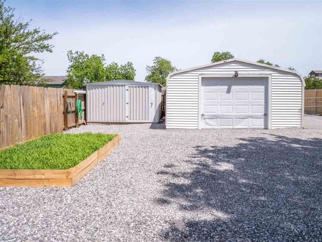 1910 SW B Ave, Lawton, OK 73501
