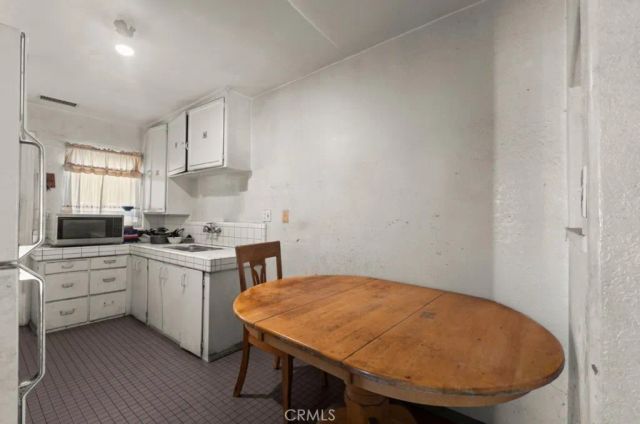 221 W Hillcrest Boulevard, Inglewood, CA 90301