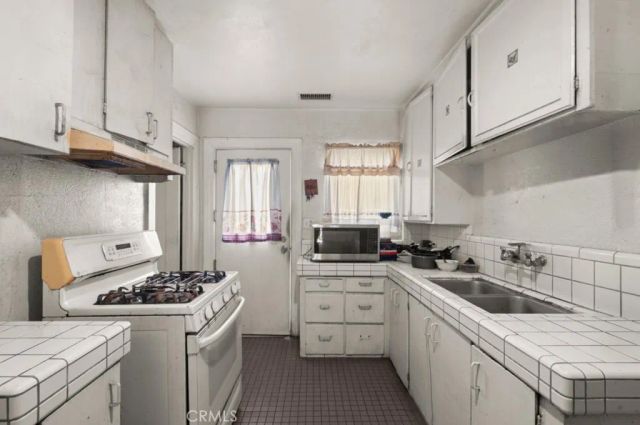 221 W Hillcrest Boulevard, Inglewood, CA 90301