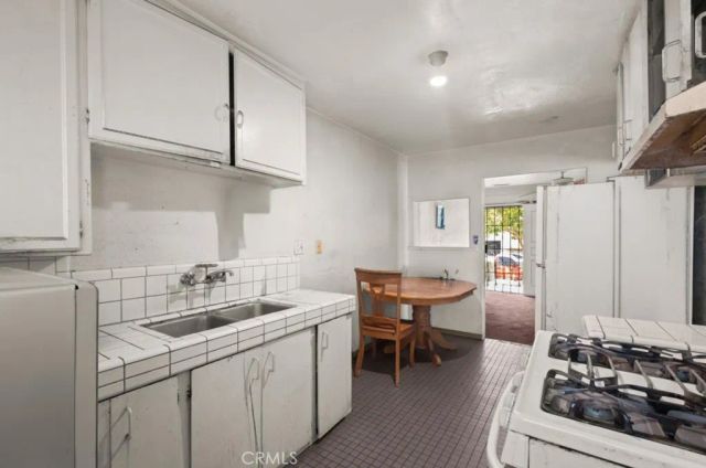 221 W Hillcrest Boulevard, Inglewood, CA 90301