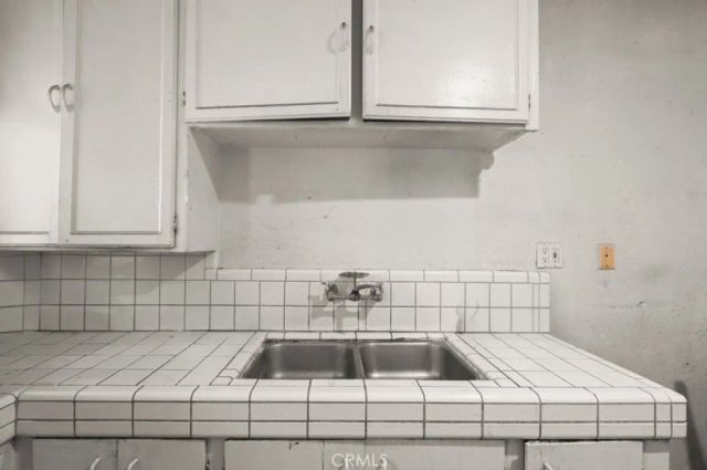 221 W Hillcrest Boulevard, Inglewood, CA 90301