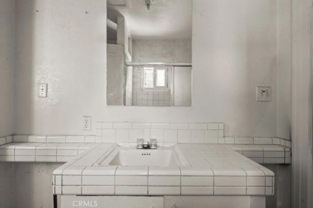 221 W Hillcrest Boulevard, Inglewood, CA 90301