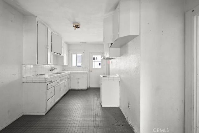 221 W Hillcrest Boulevard, Inglewood, CA 90301