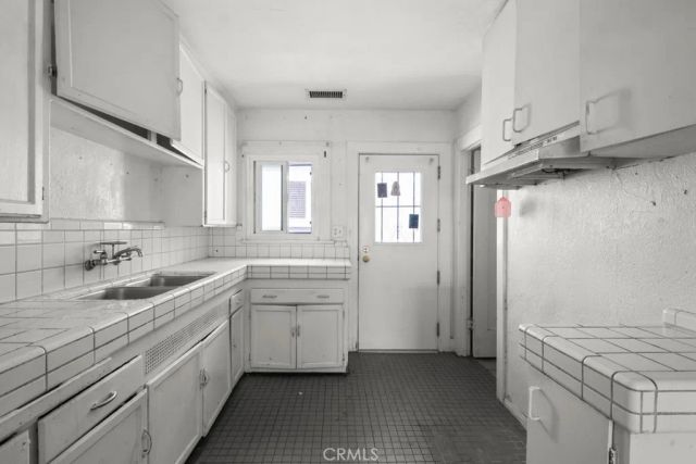 221 W Hillcrest Boulevard, Inglewood, CA 90301