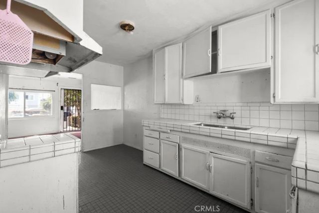 221 W Hillcrest Boulevard, Inglewood, CA 90301