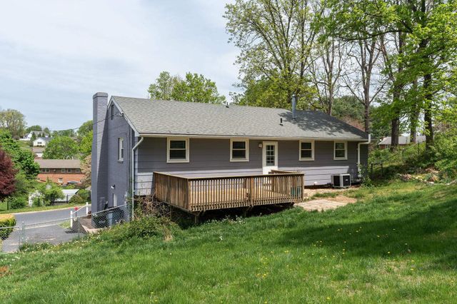402 MARSHALL ST, Staunton, VA 24401
